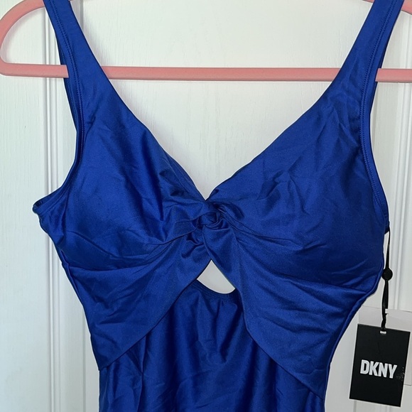 🆕 DKNY Peekaboo Twist-Detail Low-Back One-Piece Swimsuit Lapis Blue Size 8 - Picture 3 of 8